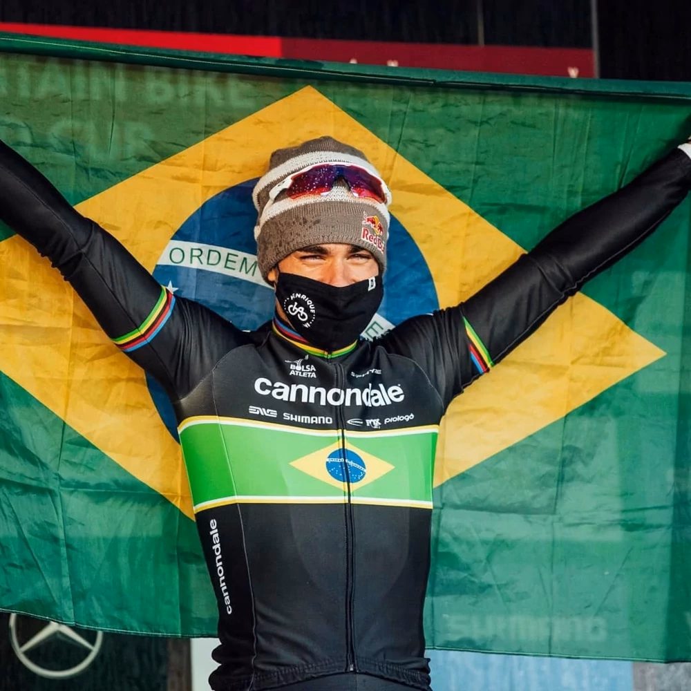 Avancini no pódio, erguendo a bandeira do Brasil.