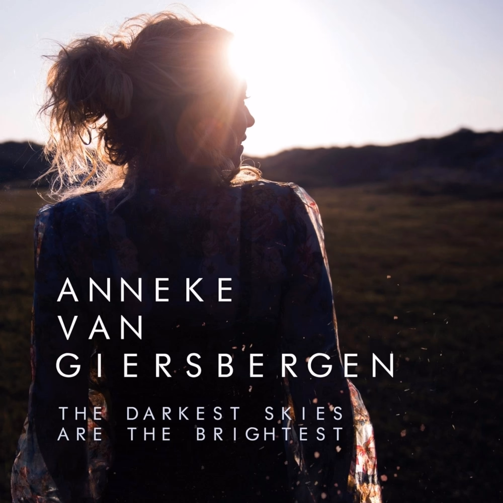 Capa do disco da Anneke van Giersbergen: The darkest skies are the brightest - Créditos da foto: Mark Uyl