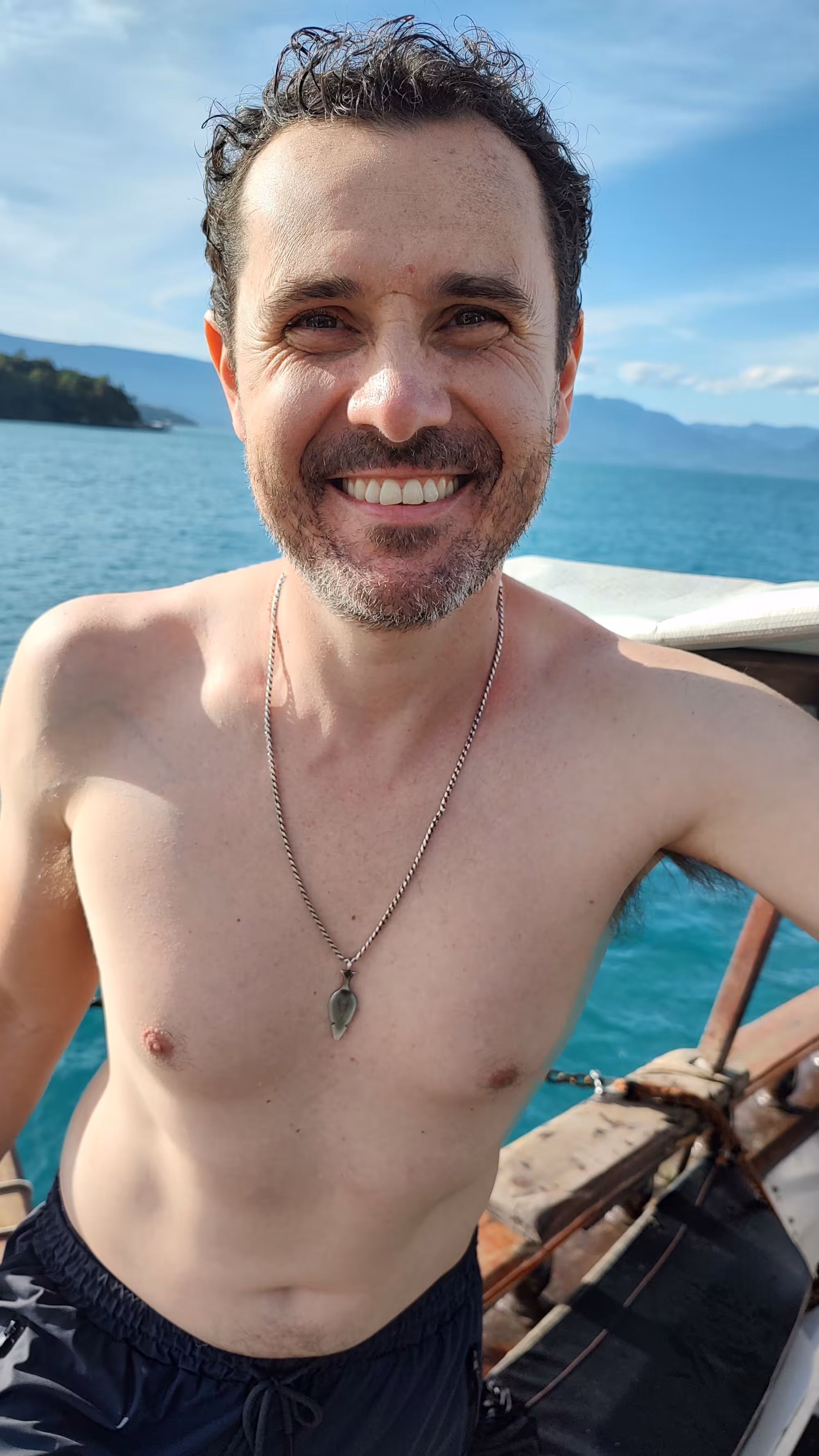 Na foto, estou eu, sem camiseta e sorrindo, na proa da da escuna que nos levou no passeio.