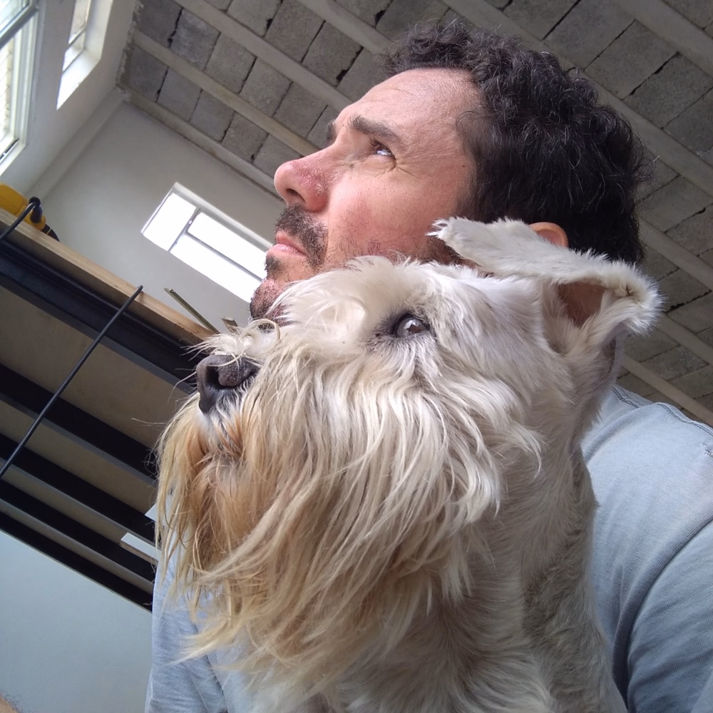 Eu e o meu amigo cachorro, ambos de perfil, olhando para o horizonte.
